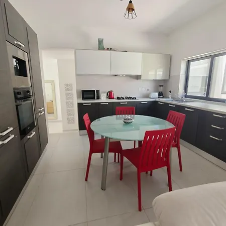 Ensuite Twin With Laundry In Pembroke