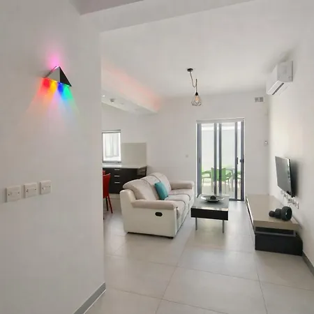 Relaxing Twin With Private Bathroom In Peaceful Near St Julians * ペンブローク
