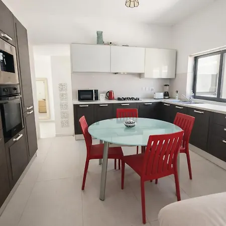 Relaxing Twin With Private Bathroom In Peaceful Near St Julians ホームステイ *