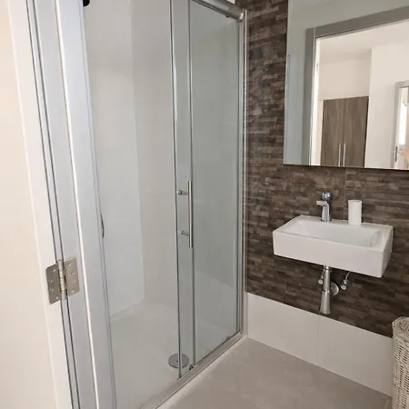 Relaxing Twin With Private Bathroom In Peaceful Near St Julians * ペンブローク